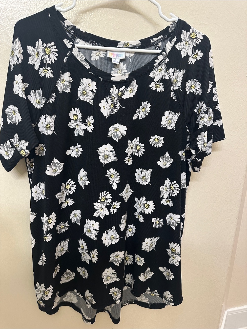 LuLaRoe Black Daisy Short-Sleeve Tee